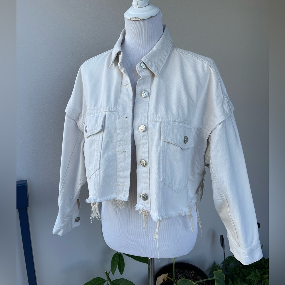 Zara Oversized Distressed Cropped Denim Jacket in Off-White / Eggshell, XS